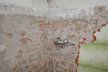 Ev tadilatı, banyo veya mutfaktaki duvarlardan eski fayansların sökülmesi.