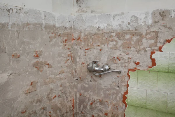Woonrenovatie Oude Tegels Verwijderen Van Een Muur Een Badkamer Keuken — Stockfoto