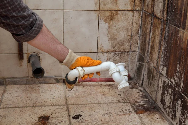 Plumber Fixing Old Dirty Plastic Pipes Bathtube Sink Drain — Stock Photo, Image