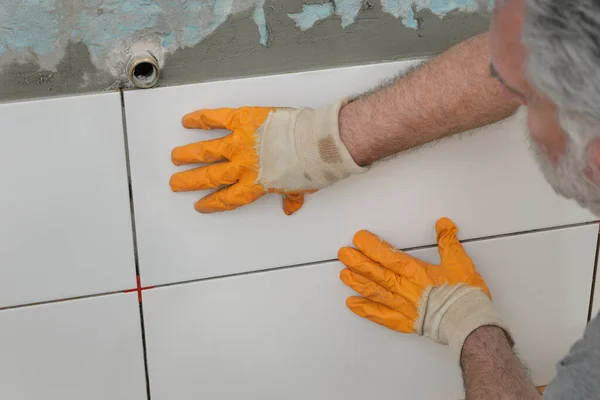 Werknemer Plaatst Keramische Tegels Aan Muur Een Keuken Badkamer — Stockfoto