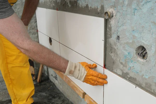 Werknemer Plaatst Keramische Tegels Aan Muur Een Keuken Badkamer — Stockfoto