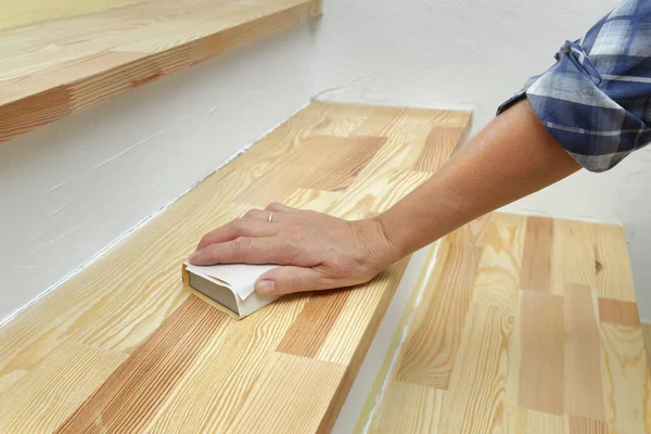 Primer Plano Mano Del Trabajador Lijado Piso Madera Escaleras Utilizando —  Fotos de Stock