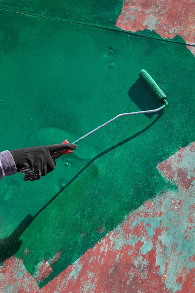 Trabajadora Pintando Placa Techo Metal Viejo Color Verde Usando Rodillo — Foto de Stock