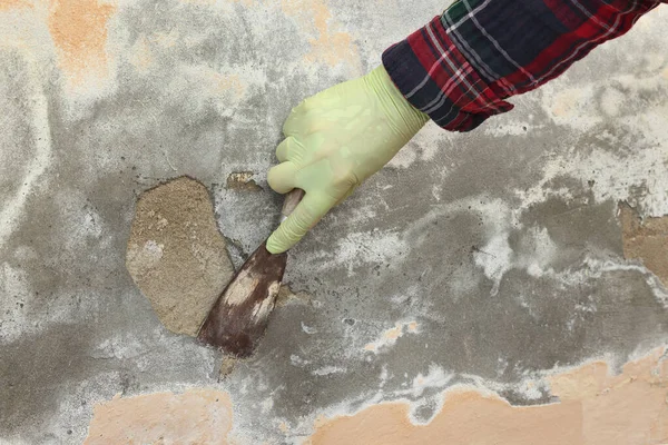 Trabalhador Fixando Parede Velha Usando Espátula Remoção Argamassa Danificada Close — Fotografia de Stock