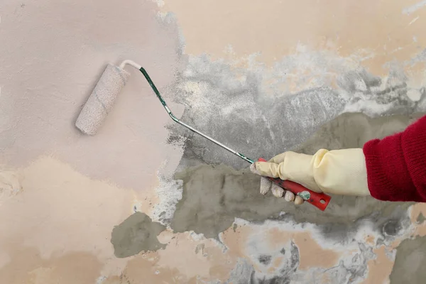 Крупный План Рабочего Руки Перчатке Покраска Старой Стены Доме Помощью Лицензионные Стоковые Фото
