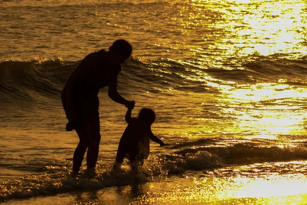 Silhuetas Mãe Filha Brincando Praia Pôr Sol — Fotografia de Stock