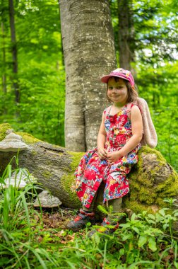 Ormana giden genç bir kız..