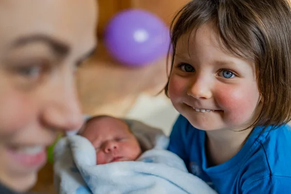 Una Madre Una Hija Hijo Recién Nacido — Foto de Stock