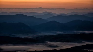 Karpat Dağları, Ukrayna. Polonina Borshava 'dan görülen dağlarda inanılmaz bir gün doğumu.