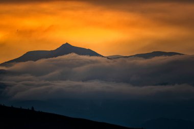 Karpat Dağları, Ukrayna. Gün batımında Pikui Dağı 'nda. Bieszczady Dağları 'nın Ukrayna' daki en yüksek zirvesi..