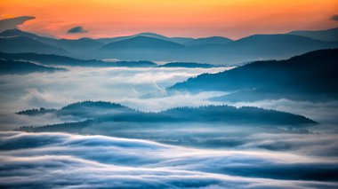 En iyi dağ gündoğumu. Karpat Dağları, Gorgany, Ukrayna.