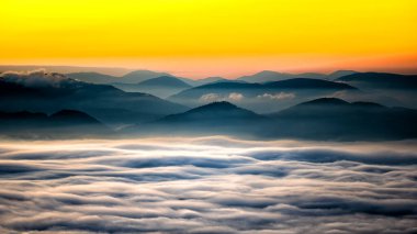 En iyi dağ gündoğumu. Karpat Dağları, Gorgany, Ukrayna.
