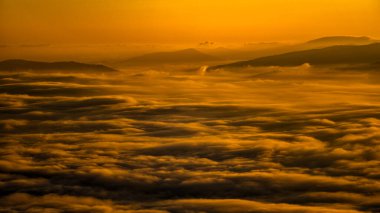 En iyi dağ gündoğumu. Karpat Dağları, Gorgany, Ukrayna.