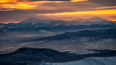 Dağların çarpıcı kış manzarası. Bieszczady Ulusal Parkı, Karpatlar, Polonya.