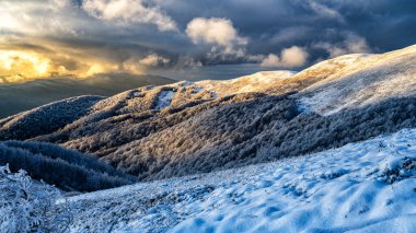 Dağların çarpıcı kış manzarası. Szeroki Wierch, Bieszczady Ulusal Parkı, Karpatlar, Polonya.