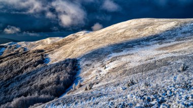 Dağların çarpıcı kış manzarası. Szeroki Wierch, Bieszczady Ulusal Parkı, Karpatlar, Polonya.