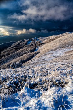 Dağların çarpıcı kış manzarası. Szeroki Wierch, Bieszczady Ulusal Parkı, Karpatlar, Polonya.
