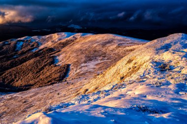 Tarnica dağından büyülü bir kış günbatımı. Bieszczady Ulusal Parkı, Karpatlar, Polonya.