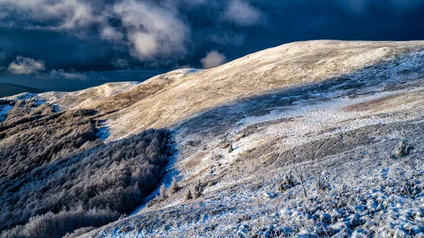 Dağların Çarpıcı Kış Manzarası Szeroki Wierch Bieszczady Ulusal Parkı Karpatlar — Stok fotoğraf