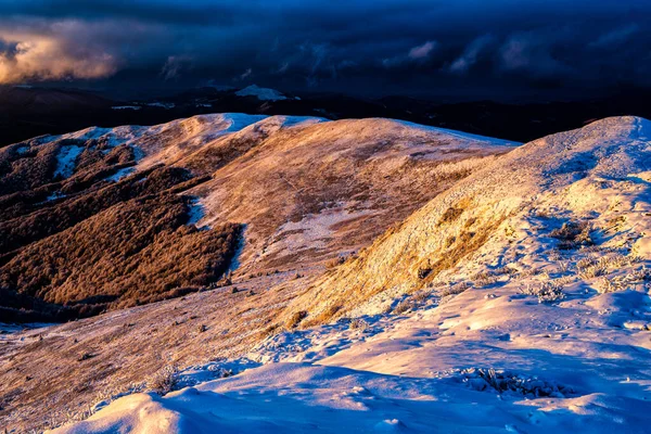 Tarnica Dağından Büyülü Bir Kış Günbatımı Bieszczady Ulusal Parkı Karpatlar — Stok fotoğraf