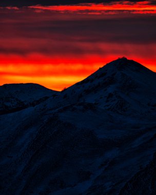 Dağların siluetleri üzerinde renkli bir kış gökyüzü. Bieszczady Dağı, Karpatlar, Polonya.