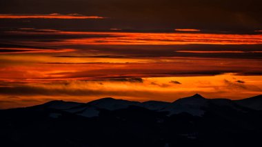 Dağların siluetleri üzerinde renkli bir kış gökyüzü. Bieszczady Dağı, Karpatlar, Polonya.