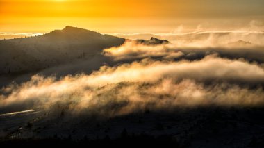 Dağların çarpıcı kış manzarası. Bieszczady Ulusal Parkı, Karpatlar, Polonya.