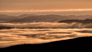 Dağların çarpıcı kış manzarası. Bieszczady Ulusal Parkı, Karpatlar, Polonya.