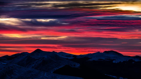 Färgstark Vinterhimmel Över Bergens Silhuetter Bieszczady Mts Karpaterna Polen — Stockfoto