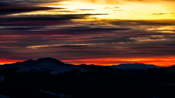 Een Kleurrijke Winterhemel Boven Silhouetten Van Bergen Bieszczady Mts Karpaten — Stockfoto