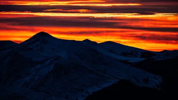 Een Kleurrijke Winterhemel Boven Silhouetten Van Bergen Bieszczady Mts Karpaten — Stockfoto