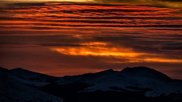 山々のシルエットの上にカラフルな冬の空 Bieszzzzady山 カルパティア人 ポーランド — ストック写真