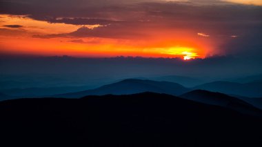 Karpat Dağları, Ukrayna. Polonina Riwna 'dan dağlarda inanılmaz bir gün doğumu.