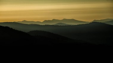 Karpat Dağları, Ukrayna. Polonina Borshava 'dan görülen dağlarda inanılmaz bir gün doğumu.