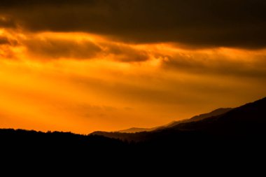Gün batımına karşı dağ silueti. Bieszczady Ulusal Parkı, Karpatlar, Polonya.