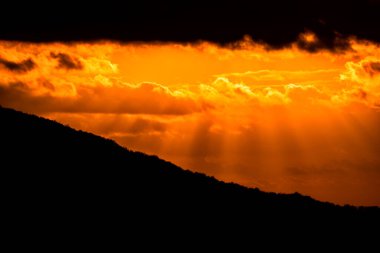 Gün batımına karşı dağ silueti. Bieszczady Ulusal Parkı, Karpatlar, Polonya.
