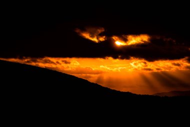 Gün batımına karşı dağ silueti. Bieszczady Ulusal Parkı, Karpatlar, Polonya.