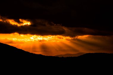 Gün batımına karşı dağ silueti. Bieszczady Ulusal Parkı, Karpatlar, Polonya.