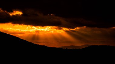 Gün batımına karşı dağ silueti. Bieszczady Ulusal Parkı, Karpatlar, Polonya.