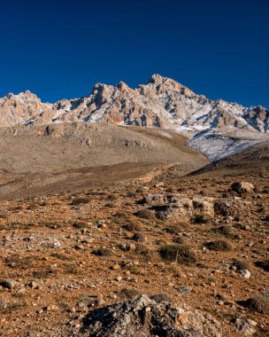 Taurus Dağları. Aladaglar Ulusal Parkı. Hindi. Nefes kesici bir dağ manzarası. 