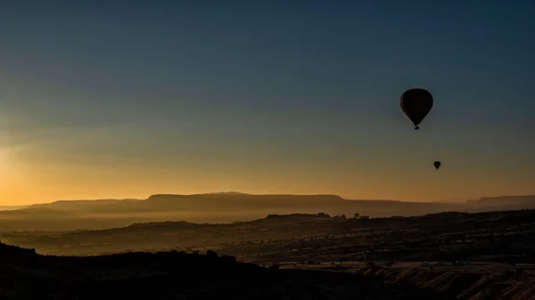 Colorido Globo Aerostático Volando Amanecer Sobre Capadocia Turquía —  Fotos de Stock