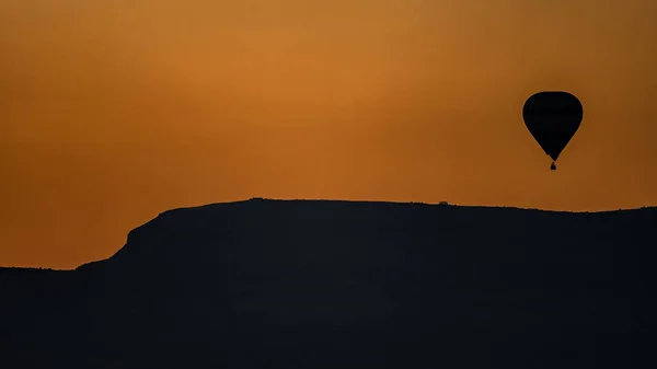 Kolorowy Balon Gorące Powietrze Latający Wschodzie Słońca Nad Kapadocją Turcja — Zdjęcie stockowe