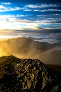 Bieszczady Ulusal Parkı, Karpatlar, Polonya. Polonina Wetlinska 'dan gün doğumu.