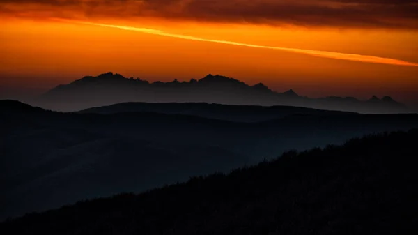 山の中で温度反転 タトラ山脈はポーランドのBieszczady 英語版 から見られる 距離約170Km — ストック写真
