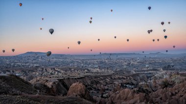 GOREME, CAPPADOCIA, TURKEY - 12 Kasım 2021: Kapadokya 'nın büyük turistik cazibesi - balon uçuşu.