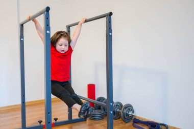 Evde spor salonunda eğitim gören dört yaşında bir kız..