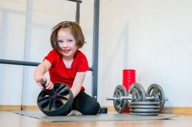 Evde spor salonunda eğitim gören dört yaşında bir kız..