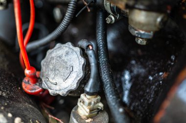 Traktörün motorunun yakın plan görüntüsü.