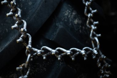 Kar zincirli traktör lastiği