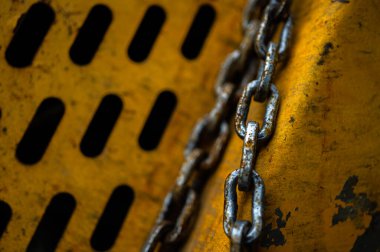 Ağaç kesme traktörünün bir parçasını kapat.